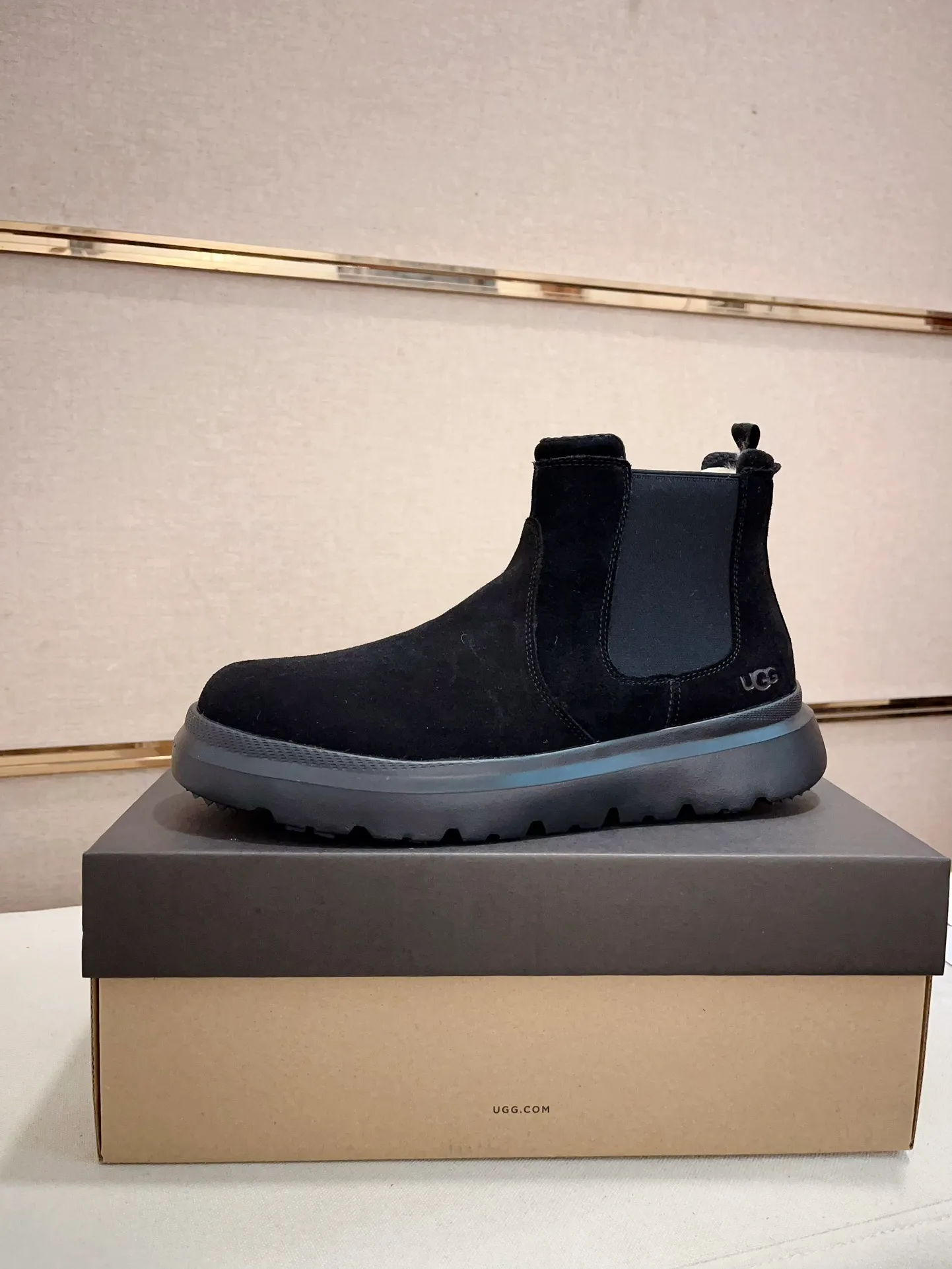 Men's shoes💰: 600💰(high-end goods) UGG❄️❄️Latest model 1:1⃣️quality, fabric: high-end quality first-layer cowhide imported from Europe. Lining: wool lining, sole: pure imported rubber foam outsole. ❤️High-end goods, fine workmanship, trendy and fashionable. The fit is very classy. If you know the goods, you will definitely not be able to refuse😍😍Code number: 41-45. Can be customized 46.47.